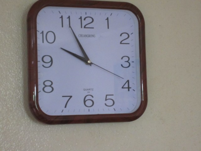 working wall clock